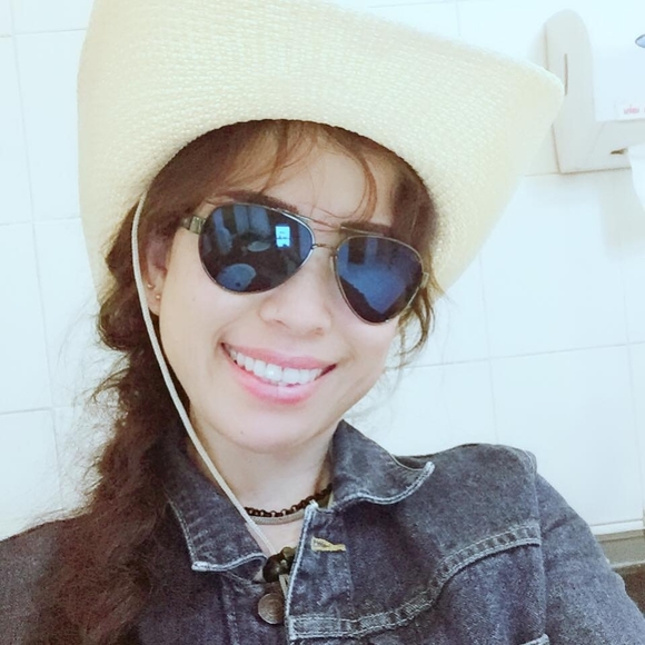 Meet your Posher, Orathai - Picture 1 of 1